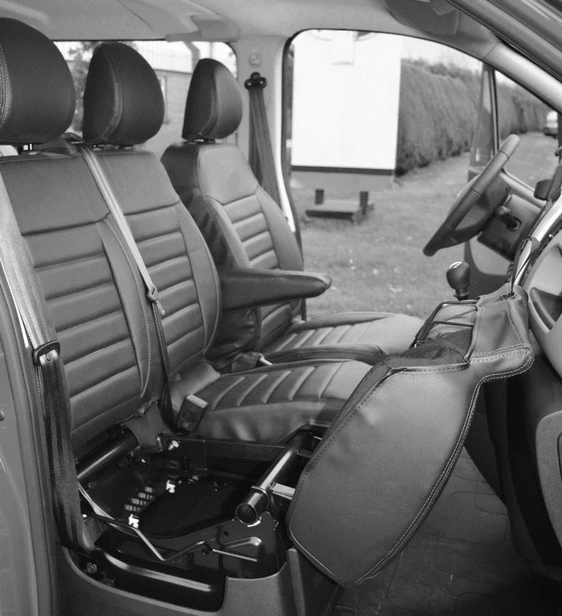 Δερμάτινη ταπετσαρία καθισμάτων για Renault Traffic, Opel Vivaro, Vauxhall 2015-2022 - Μαύρη με κόκκινη ραφή